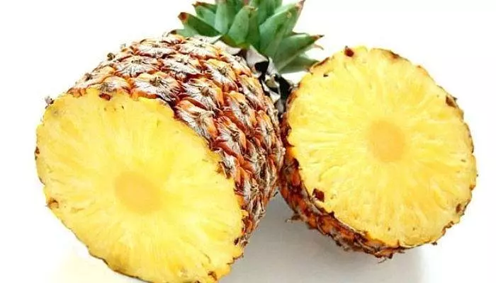 Вкусный и спелый ананас