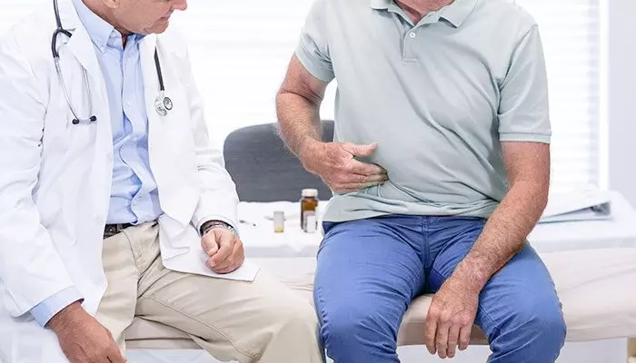 Врач назначает лечение после осмотра и диагностики