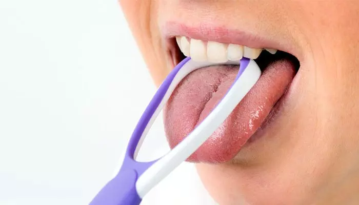 Чистка налета на языке Чистка налета на языке